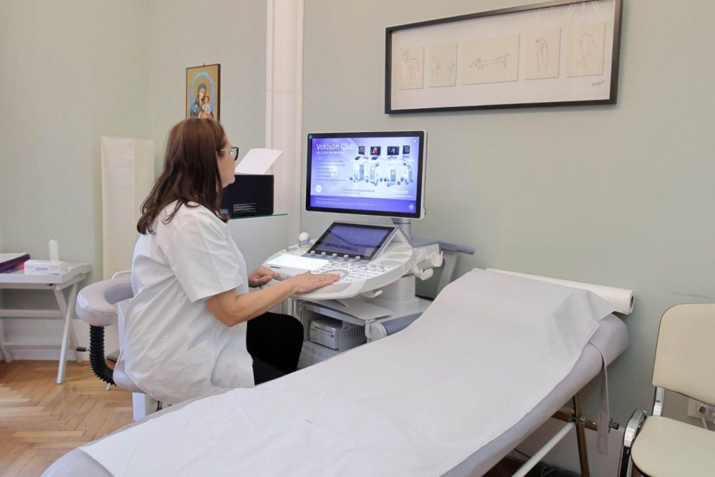 Adolescentele trebuie să meargă la ginecolog? Răspunsurile Dr. Lorena Turculeț pentru tinere și părinți