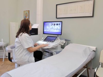 Adolescentele trebuie să meargă la ginecolog? Răspunsurile Dr. Lorena Turculeț pentru tinere și părinți