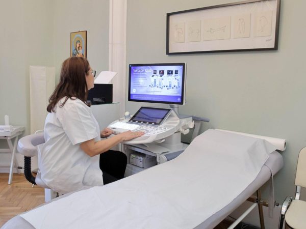 Adolescentele trebuie să meargă la ginecolog? Răspunsurile Dr. Lorena Turculeț pentru tinere și părinți